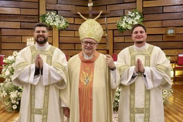 Diocese de Umuarama realiza ordena&ccedil;&atilde;o diaconal de dois seminaristas em P&eacute;rola