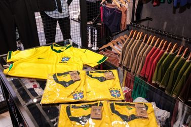 Em clima de Copa, com&eacute;rcio de Umuarama abre em hor&aacute;rio especial neste s&aacute;bado