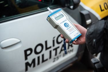 Homem &eacute; preso por embriaguez ao volante ap&oacute;s bater em moto estacionada em Alto Piquiri