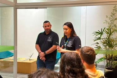 Pacientes do IAITEA conhecem cotidiano de uma cooperativa durante visita ao Sicoob Arenito