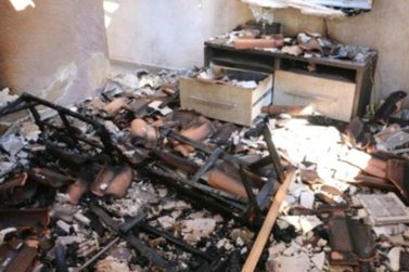 Pol&iacute;cia divulga imagens da casa incendiada em Umuarama; suspeito de matar c&atilde;o est&aacute; preso