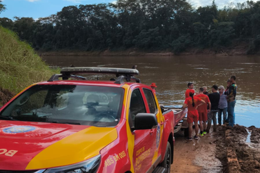 Rapaz tenta buscar barco que se soltou e desaparece nas &aacute;guas do Rio Iva&iacute;, em Douradina