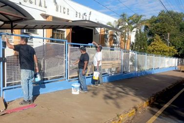 Trabalho de revitaliza&ccedil;&atilde;o da fachada da APAE de Umuarama ser&aacute; conclu&iacute;do no final de semana