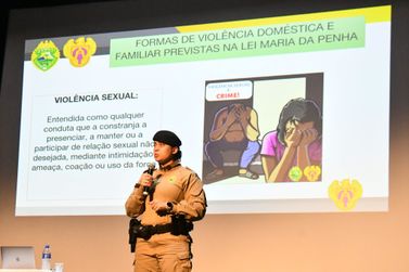 Agosto Lil&aacute;s re&uacute;ne estudantes de Umuarama e marca duas d&eacute;cadas da Lei Maria da Penha