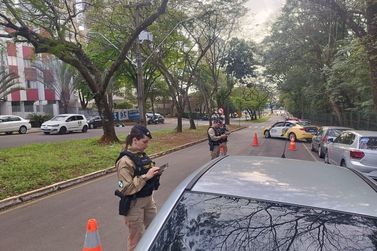 Blitz na avenida Apucarana flagra irregularidades como CNH vencida e n&atilde;o uso do cinto