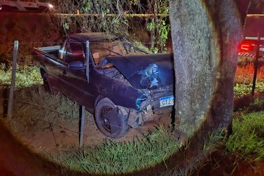 Duas pessoas s&atilde;o socorridas ap&oacute;s ve&iacute;culo sair da pista na PRC-272, em Ipor&atilde;