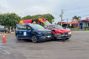 Homem fica ferido ap&oacute;s colis&atilde;o entre dois ve&iacute;culos em cruzamento de Umuarama; COM V&Iacute;DEO