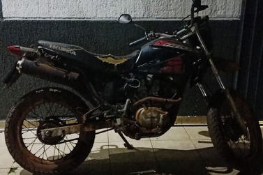 Homem pede socorro ap&oacute;s queda e acaba preso com moto furtada em Alt&ocirc;nia