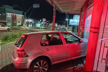Jovem sem CNH perde controle de carro e bate contra vitrine de loja em P&eacute;rola