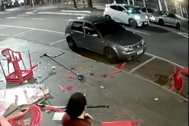 Motorista &eacute; presa por embriaguez ap&oacute;s invadir cal&ccedil;ada e atingir homem em Umuarama; V&Iacute;DEO