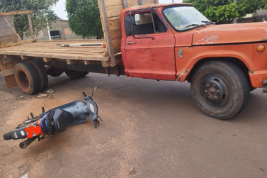 Mulher fica ferida em acidente envolvendo caminh&atilde;o e motocicleta em Alt&ocirc;nia