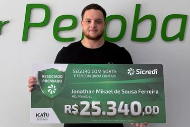 Sicredi Vale do Piquiri Abcd entrega pr&ecirc;mio de seguro de vida a associado de Perobal