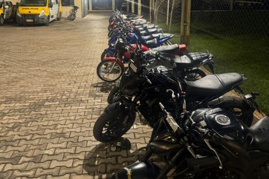Fiscaliza&ccedil;&atilde;o de tr&acirc;nsito da Pol&iacute;cia Militar apreende 19 motocicletas em Umuarama