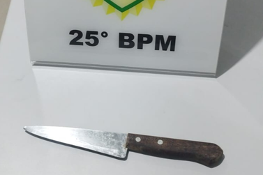 Homem &eacute; preso ap&oacute;s agredir adolescente e amea&ccedil;ar invadir casa com faca em Umuarama