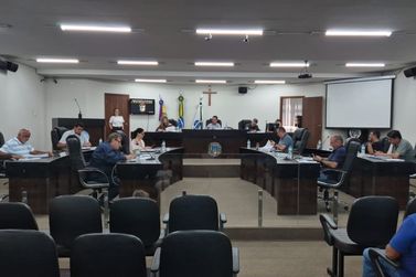 Projeto que cria feriado de Carnaval em Umuarama tem vota&ccedil;&atilde;o adiada por pedido de vistas