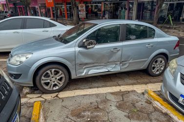 Atualização: Colisão lateral deixa mulher ferida no cruzamento da Avenida Paraná com a Rua Ney Braga