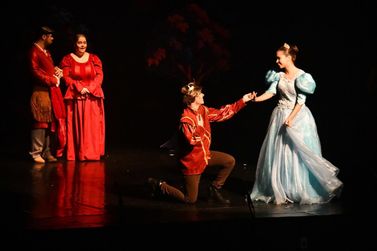 Espet&aacute;culo "Meia Noite" estreia com entrada franca para alunos da rede municipal