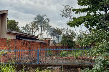 Inc&ecirc;ndio atinge c&ocirc;modos de casa e &eacute; controlado pelo Corpo de Bombeiros, em Umuarama