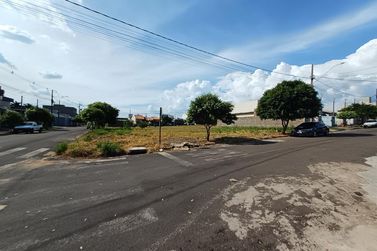 Terreno &agrave; venda - 255m&sup2; - Jardim Soluar
