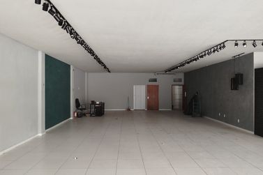 Sal&atilde;o Comercial para alugar - 500m&sup2; - Zona VII