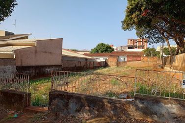 Terreno &agrave; venda - 490m&sup2; - Zona III