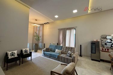 Casa &agrave; venda - 230m&sup2; - Conjunto Residencial Portal das &Aacute;guas