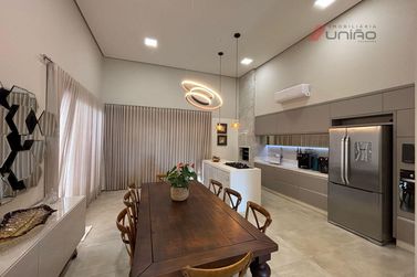 Casa &agrave; venda - 230m&sup2; - Conjunto Residencial Portal das &Aacute;guas