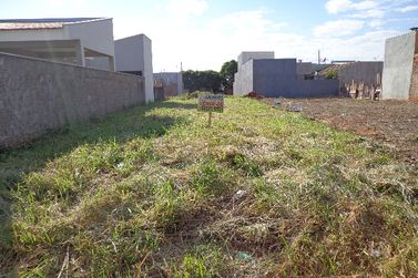 Terreno &agrave; venda - 180m&sup2; - Jardim Oriente