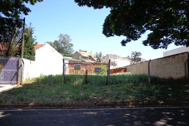 Terreno &agrave; venda - 303m&sup2; - ZONA 7