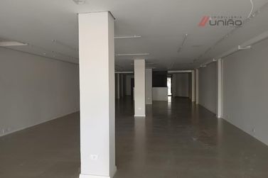 Sal&atilde;o Comercial para alugar - 245m&sup2; - Centro