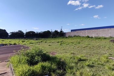 Sal&atilde;o Comercial &agrave; venda - 940m&sup2; - Zona Industrial