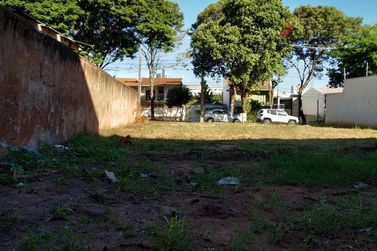 Terreno &agrave; venda - 212m&sup2; - Zona Armazem