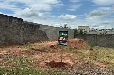 Terreno &agrave; venda - 180m&sup2; - MONTE LIBANO