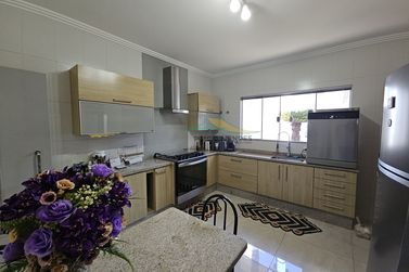 Sobrado &agrave; venda - 292m&sup2; - Zona 3