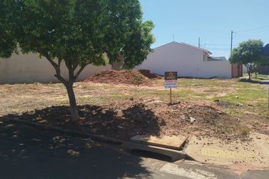 Terreno &agrave; venda - 242m&sup2; - Jardim Janina