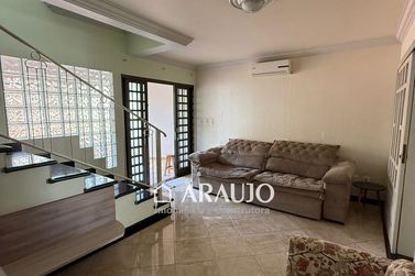Sobrado &agrave; venda - 351m&sup2; - ZONA II