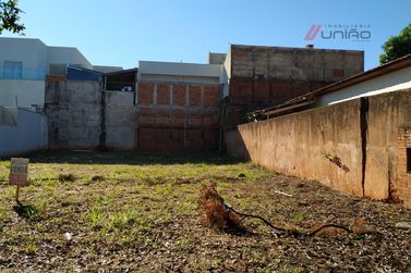 Terreno &agrave; venda - 212m&sup2; - Zona Armazem