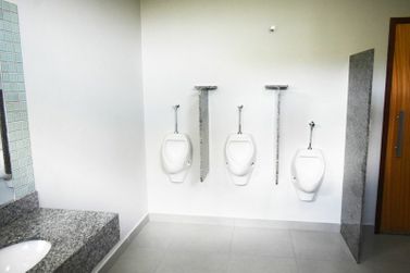 Ch&aacute;cara &agrave; venda - 10000m&sup2; - .