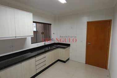 Apartamento para alugar - 110m&sup2; - ZONA II