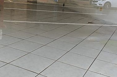 Sal&atilde;o Comercial para alugar - 50m&sup2; - ZONA II