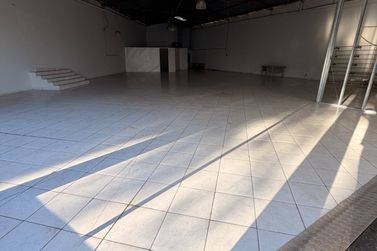 Sal&atilde;o Comercial para alugar - 300m&sup2; - Zona VII
