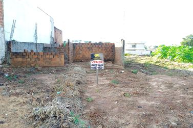 Terreno &agrave; venda - 214m&sup2; - Jardim Aeroporto