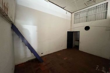 Sal&atilde;o Comercial &agrave; venda - Zona I