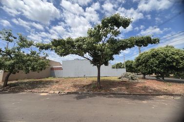 Terreno &agrave; venda - 205m&sup2; - Jardim das Gar&ccedil;as ll