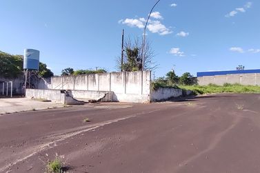 Sal&atilde;o Comercial &agrave; venda - 940m&sup2; - Zona Industrial