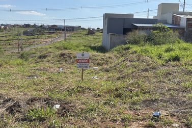 Terreno &agrave; venda - 135m&sup2; - Bela Casa