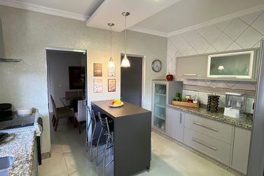 Sobrado &agrave; venda - 245m&sup2; - Zona II
