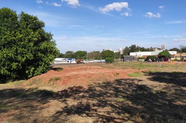 Terreno para alugar - 2350m&sup2; - Em frente a Guarda Mirim