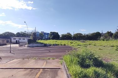 Sal&atilde;o Comercial &agrave; venda - 940m&sup2; - Zona Industrial
