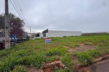 Terreno &agrave; venda - 656m&sup2; - Jardim Santiago